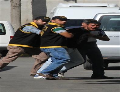 Ptt Soyguncusunu Solaklığı Ele Verdi