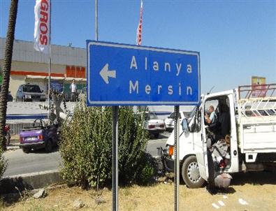 Kamyonetin Çarptığı Direk, Bir Aracın Üzerine Devrildi