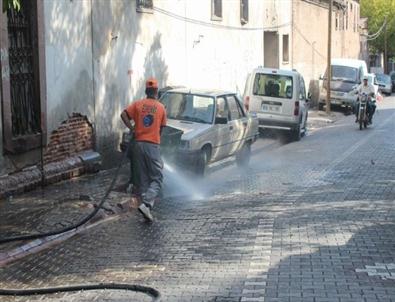 Edremit’te Caddeler Tazyikli Su İle Yıkanıyor