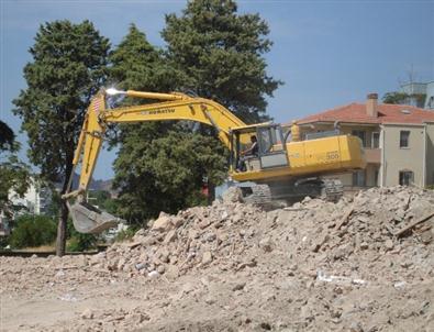 Urla’da Depreme Güçsüz Bulunan Okul Yıkıldı