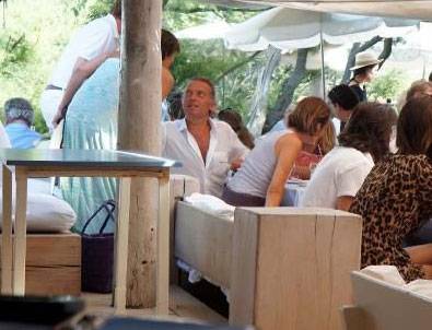 Cem Uzan tatil cennetinde keyif yapıyor