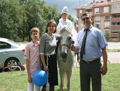 Sünnet Oldu Ata Bindi Altı Yaşında İlk Hayali Gerçekleşti