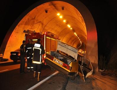 Ticari Taksi Tünele Çarptı: 2 Yaralı
