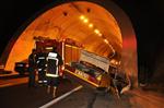 Ticari Taksi Tünele Çarptı: 2 Yaralı