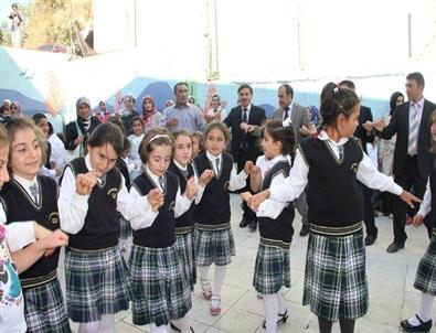 Karabekir İlköğretim Okulu İlköğretim Haftasını Halay Çekerek Karşıladı