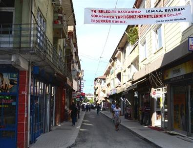 Çınlar Sokaktan Başkan İsmail Bayram’a Afişli Teşekkür