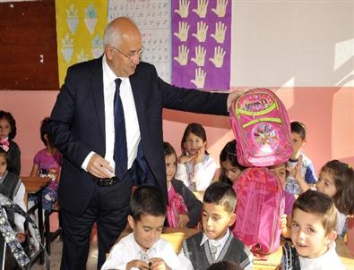 Miniklerin Okul Hediyeleri Fethi Yaşar’dan