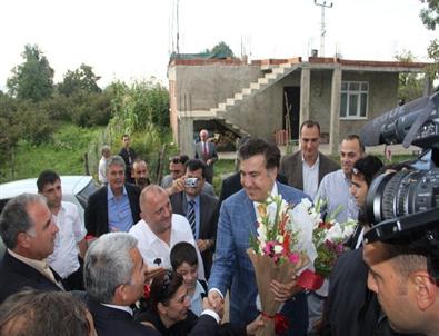 Saakaşvili, Ordu’da 19 Kişiye Vatandaşlık Belgesi Verdi