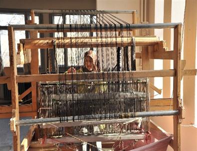 El Dokumaları Makineye Meydan Okuyor