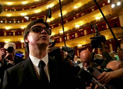 Asitli saldırı mağduru yönetmen geri döndü