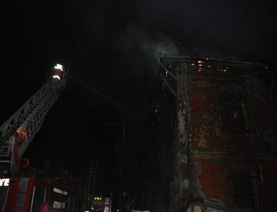 Afyonkarahisar’da Geceyi Aydınlatan Ev Yangını