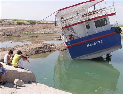 Yan Yatan Geminin Kurtarılması İçin Suyun Çekilmesi Bekleniyor