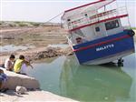 FERİBOT İSKELESİ - Yan Yatan Geminin Kurtarılması İçin Suyun Çekilmesi Bekleniyor