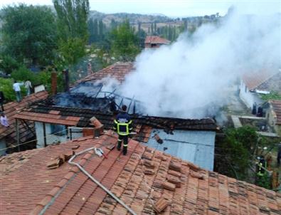 Hisarcık’ta Ahşap Ev Yangını