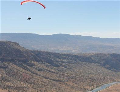 Siirt Valisi Aydın, Botan Vadisi'nde Yamaç Parasütüyle Uçtu
