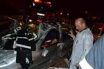 NECATI ÇELIK - Kocaeli'de Otomobil Bariyerlere Çarptı: 1 Ölü, 3 Yaralı