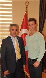 Best Model Türkiye Manhunt 1.’sinden Rektöre Nezaket Ziyareti