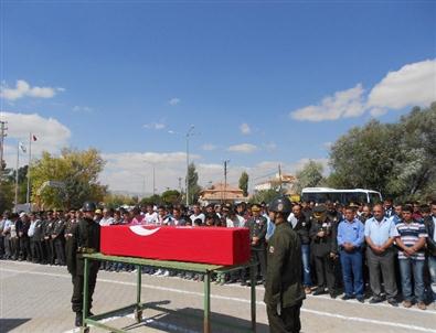 İntihar Eden Asker Toprağa Verildi