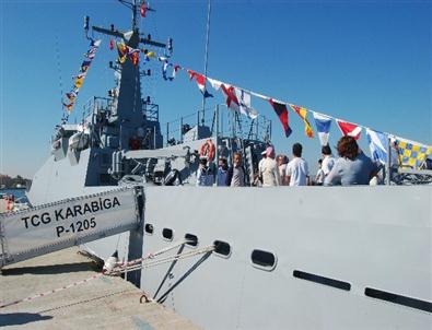 Savaş Gemisine Ziyaretçi Akını