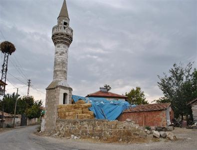 Yıkılan Caminin 100 Yılık Minaresi Tek Başına Kaldı
