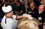 Esder Bin Kişilik Pilav Dağıttı