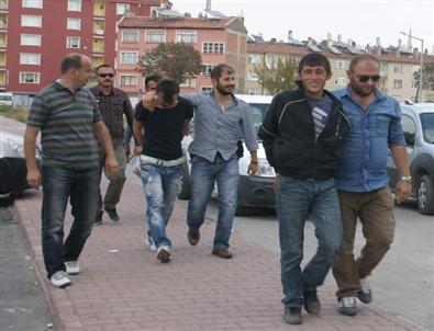 Hırsızlar Kameraya Yakalandı