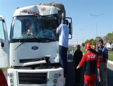 Kaza Yapan Kamyon Sürücüsü Araç İçerisinde Sıkıştı