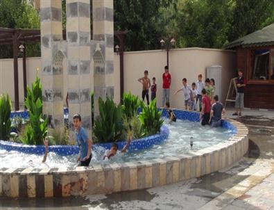 Cizre’de Çocuklar, Sıcak Havaya Karşı Süs Havuzlarında Serinlemeye Çalışıyor