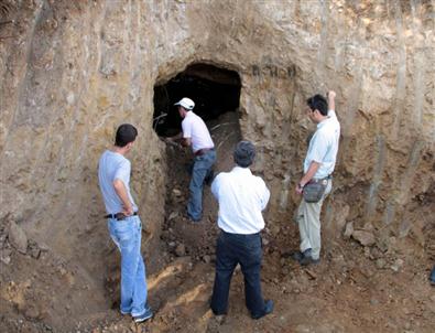 İnşaat Kazısında 2 Bin 300 Yıllık Mezar Odaları Bulundu
