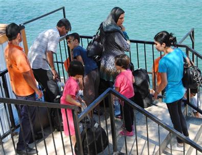 Fethiye'de Çalıntı Tekneyle Rodos'a Geçmeye Çalışan 40 Kaçak Yakalandı