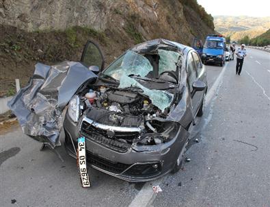 Parçalanan Araçtaki 5 Kişi Yara Almadan Kurtuldu