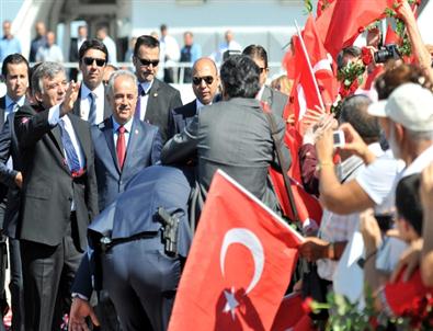 Cumhurbaşkanı Gül'ün Yollarına ve Üzerine Gül Döktüler...