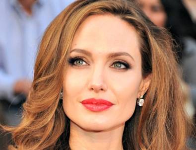 Angelina Jolie Ödüle Doymuyor