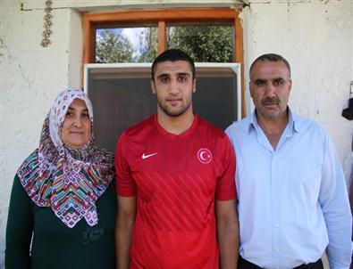 Avrupa Şampiyonu Güreşçi Oğlu İçin Kurban Kesti