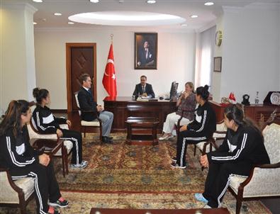 Türkiye Şampiyonu Kız Voleybol Takımı Amerika Yolcusu