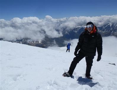 Avrupa'nın En Yüksek Zirvesine Tırmandı