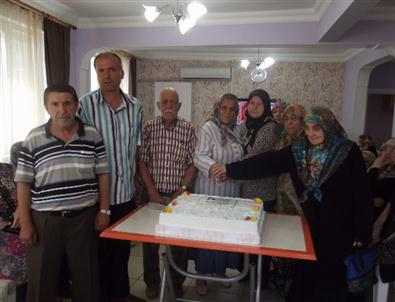Emekliler İzmit'te Doğum Günlerini Birlikte Kutluyor