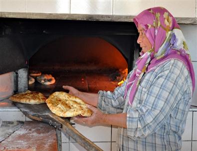 Ekmeklerini Kendileri Yapıyorlar