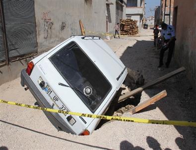 Yol Çöktü Otomobil Çukura Düştü