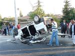 Refüje Çarpan Kamyonet Devrildi: 1 Ölü, 5 Yaralı