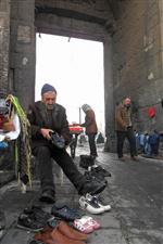 5 Liradan Sattığı Ayakkabılara Alıcı Bulamıyor