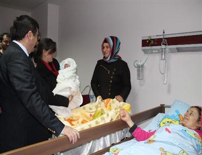 Trabzon’da Yeni Yılın İlk Bebeğine Validen Çifte Altın