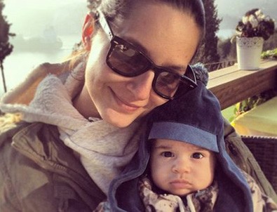 Minik oğluyla poz verdi