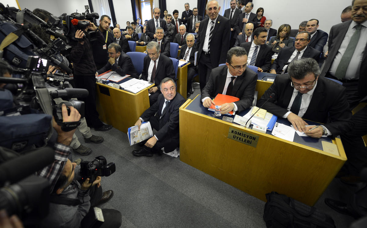 HSYK için toplanan Adalet Komisyonu'nda gerginlik