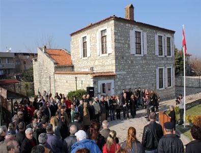 Necati Cumali Urla’da Anıldı