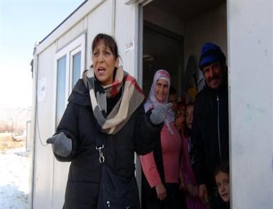 Tiyatro ve Dizi Sanatçısı Melek Baykal Erciş’te Kendi Elleriyle Yardım Dağıttı