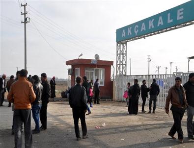 Suriyeliler Geçiş İçin Sınır Kapısında Bekliyor