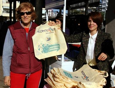 Konyaaltı Belediyesi Bez Torba Dağıtıyor