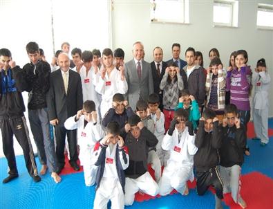 Vali Yurdakul Muay Thai Spor Okulu’nu Ziyaret Etti
