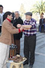 ERCAN YILMAZ - Sokakta Şifa Dağıtıyor